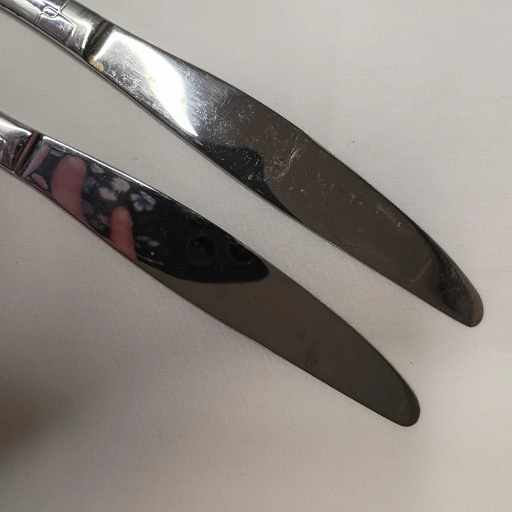 2 Dinner Knives Oneida Quadratic Stainless Flatware 9.5
